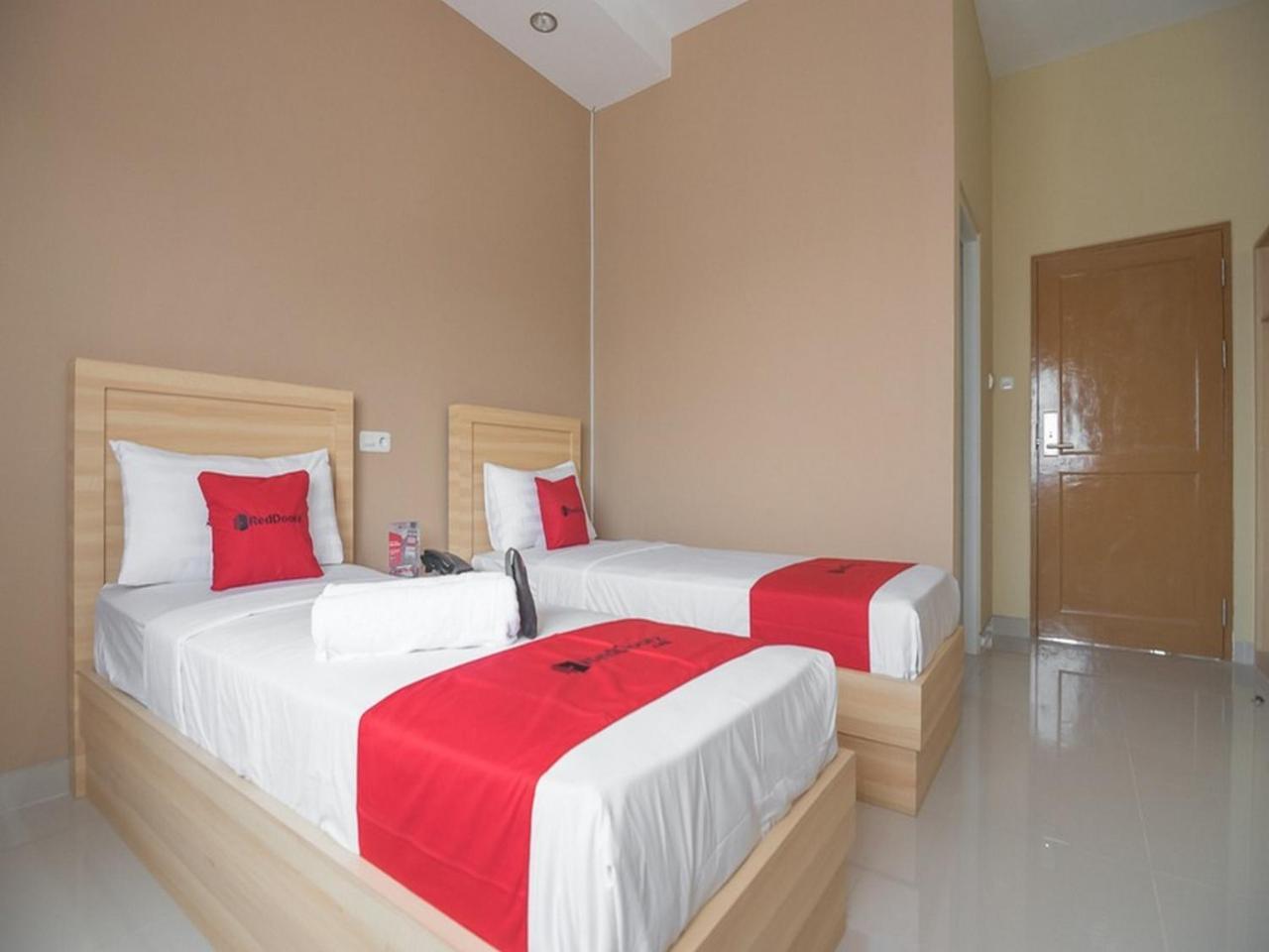 Reddoorz Near Islamic Center Samarinda Hotel Bagian luar foto